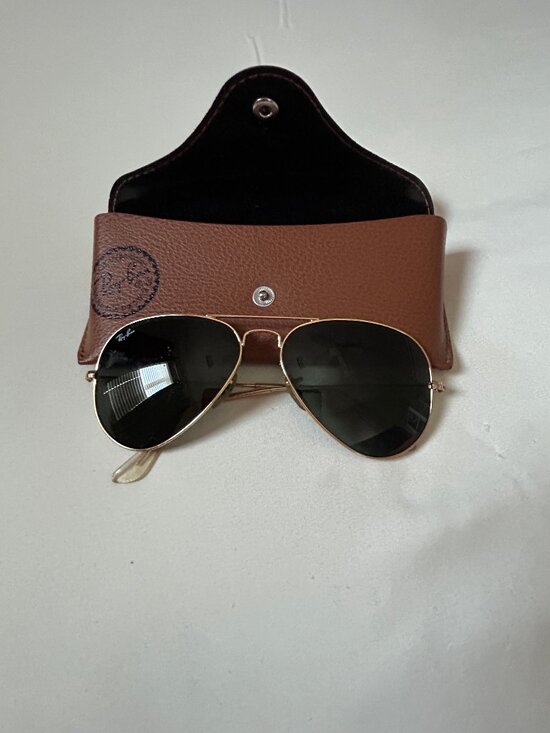 RAY-BAN SUNGLASSES – AVIATOR GOLD TONE FRAME – POLARIZED DARK LENSES (WOMENS) main image 4